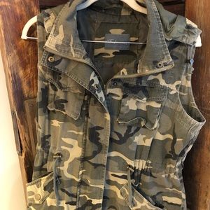 Fashionomics camo cargo vest with hood